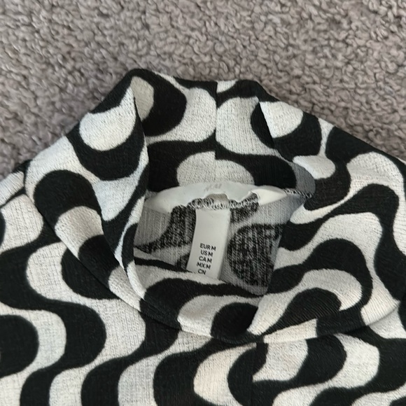 H&M Women’s Black and White Abstract Wave Pattern Dress - Picture 5 of 5